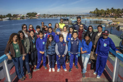 Os dez alunos vencedores do concurso de desenhos e frases do programa Porto Escola fizeram uma visita especial ao Porto de Paranaguá nesta quarta-feira (10). Os estudantes e professores ganharam um passeio de barco, kits de desenho e um quadro com a composição vencedora. A oitava edição do concurso reuniu trabalhos de 824 estudantes do 5º ano do ensino fundamental, matriculados na rede pública de ensino. Foto: Claudio Neves/Portos do Paraná