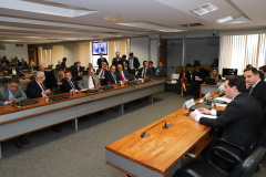 O governador Carlos Massa Ratinho Junior defendeu nesta quarta-feira (10), na Comissão Especial da Reforma da Previdência do Senado Federal, a inclusão de Estados e municípios no texto da Proposta de Emenda à Constituição (PEC) que altera as regras de aposentadoria. A matéria tramita na Câmara dos Deputados neste mês sem essa condição impositiva, defendida pela maioria dos governadores e prefeitos.Foto: Rodrigo Felix Leal/ANPr