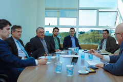 Executivos do Banco de Desenvolvimento da América Latina (CAF) estiveram no Paraná nesta quinta-feira (11) para apresentar as linhas de crédito disponíveis para investimentos no Estado. Os executivos da instituição foram recebidos pelo secretário do Planejamento e Projetos Estruturantes, Valdemar Bernardo Jorge, e por representantes da Casa Civil e da Governadoria.Foto: Guilherme Flores/Casa Civil