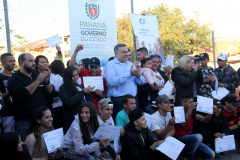 Os participantes da primeira turma dos cursos de capacitação pessoal e profissional do bairro Cajuru, em Curitiba, receberam nesta quinta-feira (11/07) certificação pela conclusão do curso na área Administrativa. Foram capacitados 43 participantes.  Foto: Divulgação/SEJUF