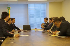  governador Carlos Massa Ratinho Junior se encontrou nesta segunda-feira (15), em Nova York, com representantes do banco JP Morgan para tratar de parcerias entre o Estado e a instituição, uma das maiores corporações do sistema financeiro mundial. O tema da reunião foram projetos de Parceria Público-Privadas (PPPs). Foto: Divulgação/ANPr