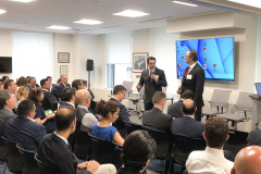 O governador Carlos Massa Ratinho Junior apresentou nesta quarta-feira (17) oportunidades que o Estado oferece a um grupo de executivos de corporações internacionais que mantêm investimentos globais. A apresentação foi na Câmara de Comércio Brasil-EUA, em Nova York, que recebeu a terceira edição do Paraná Day. Foto: Divulgação/ANPr