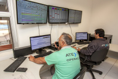 O Corredor de Exportação do Porto de Paranaguá opera em novo painel central. A sala de comando, que controla as esteiras que transportam a carga dos armazéns interligados até os carregadores de navio, ficou mais ampla, segura erarejada. Foto: Claudio Neves/Portos do Paraná