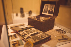 Estão abertas as inscrições para a oficina Caçadores de Memórias, que acontecerá no dia 24 de julho de 2019, das 14h às 17h, no Museu da Imagem e do Som do Paraná (MIS-PR). Quem vai ministrar o curso prático é o fotógrafo Lex Kozlik, um dos artistas da exposição Memória Imagem e Infância, que permanece em cartaz no museu até o dia 13 de outubro de 2019. Foto: Divulgação/MIS