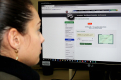 A Polícia Civil do Paraná (PCPR) emitiu 408% mais carteiras de identidade, na modalidade 2ª via rápida, nos primeiros seis meses deste ano, em relação ao mesmo período de 2018. Enquanto de janeiro a junho do ano passado foram confeccionados 14.665 documentos solicitados pela internet, em 2019 foram emitidos 74.485. Foto: DivulgaçãoPCPR