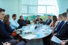 O Governo do Paraná realizou esta semana a primeira reunião do Comitê Gestor estadual da
Rede +Brasil, uma rede de governança colaborativa para o desenvolvimento de ações voltadas
à melhoria dos processos de gestão das transferências da União, por meio da Plataforma
+BRASIL, antigo Siconv. Participaram representantes do Ministério Público, Tribunal de
Contas e de entidades municipalistas. O encontro foi organizado pela Casa Civil. Foto: Guilherme Flores/Casa Civil