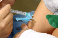 A vacina é a única maneira efetiva de prevenir a doença. O esquema vacinal vigente prevê duas doses de vacina com componente sarampo para pessoas de 12 meses até 29 anos de idade, sendo uma dose da vacina tríplice viral aos 12 meses de idade e uma dose da vacina tetra viral aos 15 meses de idade.  Foto: Jaelson Lucas/ANPr