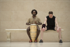 As salas e corredores do Museu Paranaense se transformarão em um grande palco para o bailarino Volmir Cordeiro e o músico Washington Timbó com a performance artística Rua. Foto: Marc Domage/ Divulgação/SECC
