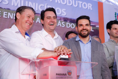 A primeira usina do Brasil de produção de biogás a partir do tratamento dos dejetos de suínos começou a funcionar no Paraná nesta quarta-feira (24), em Entre Rios do Oeste, na Região Oeste do Estado. O governador Carlos Massa Ratinho Junior inaugurou a unidade geradora cuja capacidade total é de 480 KW, transformando por dia 215 toneladas de um agente poluidor em energia limpa.  Foto: Rodrigo Felix Leal/ANPr