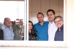 Quarenta e nove famílias de Prudentópolis, na região Centro-Sul do Paraná, receberam as chaves da casa própria nesta quinta-feira (25). As moradias foram entregues pelo governador Carlos Massa Ratinho Junior em evento com as famílias, com o prefeito Adelmo Luiz Klosowski, o presidente da Cohapar, Jorge Lange, e lideranças da região. Foto: José Fernando Ogura/ANPr
