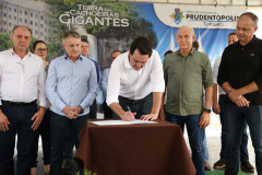 O Governo do Paraná confirmou nesta quinta-feira (25), em Prudentópolis, o repasse de R$ 12,6 milhões para ações e investimentos em sete municípios do Centro-Sul e Sul do Estado. O governador Carlos Massa Ratinho Junior anunciou o repasse dos recursos para prefeitos durante a solenidade de entrega de casas populares para 49 famílias de Prudentópolis. Foto: José Fernando Ogura/ANPr