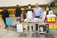 Uma grande ação de conscientização movimentou o Aeroporto Afonso Pena em Curitiba, nesta sexta-feira (26). Foram realizadas ações para alertar a população sobre os verdadeiros riscos que o tráfico de pessoas apresenta. Foto:SEJUF