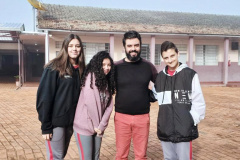 Uma equipe formada por três estudantes e um professor de História da Escola Estadual Jesus Divino Operário, em Ponta Grossa (Campos Gerais), é a única do Paraná, entre equipes de escolas públicas e particulares, a chegar à final da 11ª edição da Olimpíada Nacional em História do Brasil (ONHB). fOTO: dIVULGAÇÃO/seed