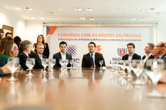 

A Copel renovou a parceria que mantém há 30 anos com a Associação das Emissoras de Radiodifusão do Paraná (Aerp) para a veiculação de mensagens de utilidade pública sobre fornecimento, geração e transmissão de energia. O convênio foi assinado nesta terça-feira (30), no Palácio Iguaçu, pelo governador Carlos Massa Ratinho Junior, o presidente da Copel, Daniel Pimentel Slaviero; o presidente da Aerp, Alexandre Barros, e o secretário da Comunicação Social e da Cultura, Hudson José.