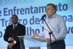 O secretário da Justiça, Família e Trabalho, Ney Leprevost, propôs a adoção de ações permanentes no combate ao tráfico de seres humanos no Brasil. A declaração foi dada nesta terça-feira (30/07), durante o 3º Seminário de Enfrentamento ao Tráfico de Pessoas e ao Trabalho Escravo, realizado pela Sejuf em parceria com a Polícia Rodoviária Federal (PRF-PR) em alusão ao Dia Mundial de Combate ao Tráfico de Pessoas. Foto:Divulgação/SEJUF