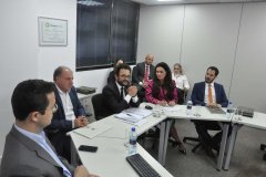 A Fomento Paraná é a mais nova instituição estadual a aderir aos Objetivos de Desenvolvimento Sustentável (ODS). O termo de compromisso foi assinado nesta terça (30) pelo diretor-presidente da instituição, Heraldo Neves, a vice-presidente do Conselho Estadual de Desenvolvimento Econômico e Social do Paraná (Cedes), Keli Guimarães, e o secretário de Estado do Desenvolvimento Urbano e Obras Públicas, João Carlos Ortega. fOTO: Divulgação/Fomento Paraná
