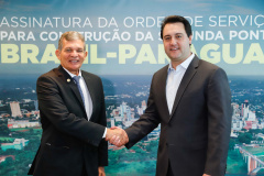 O governador Carlos Massa Ratinho Junior e o diretor-presidente da Itaipu, general Joaquim Silva e Luna, assinaram nesta quinta-feira (01), convênio para dar início à construção da segunda ponte ligando o Brasil ao Paraguai, em Foz do Iguaçu.