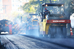 Do Bairro Novo ao Santa Cândida, 59 ruas de Curitiba passam por obras de recuperação e revitalização com apoio do Governo do Estado. O governador Carlos Massa Ratinho Junior e o prefeito Rafael Greca assinaram em março deste ano a homologação de obras de fresagem e recape em 47 quilômetros de vias de 36 bairros da Capital. O investimento soma R$ 25,3 milhões.