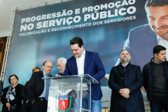 O governador Carlos Massa Ratinho Junior assina nesta segunda-feira (05), promoções e progressões da Administração Indireta: DETRAN, ADAPAR, IAPAR, EMATER, PGE, CRE, AGEPAR e Advogados do Estado. O ato acontece no Palácio Iguaçu.Curitiba, 05/08/2019