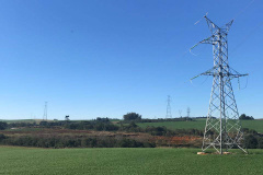 Para atender à demanda por energia elétrica de indústrias, estabelecimentos comerciais, imóveis rurais e residências do Sudoeste do Paraná, o sistema elétrico da região ganhou neste domingo (04) um importante reforço. Entrou em operação comercial a Linha de Transmissão (LT) 230kV Baixo Iguaçu – Realeza Sul, mais as obras de ampliação da subestação (SE) Realeza Sul e construção da subestação do Baixo Iguaçu. Foto: Divulgação/Copel