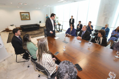O governador Carlos Massa Ratinho Junior, o secretário da Justiça, Família e Trabalho, Ney Leprevost, e a ministra da Mulher, da Família e dos Direitos Humanos, Damares Alves, assinaram nessa segunda-feira (12), no Palácio Iguaçu, dois protocolos de intenções que visam fortalecer as ações em defesa da mulher e de crianças e adolescentes.Curitiba, 12-08-19.Foto: Arnaldo Alves / ANPr.