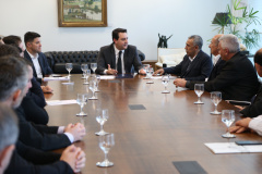 O governador Carlos Massa Ratinho Junior recebeu nesta quarta-feira (14), no Palácio Iguaçu, em Curitiba, o diretor-superintendente da empresa de laticínios Piracanjuba, Cesar Helou. Na reunião, o executivo confirmou dois novos investimentos da Região Sudoeste do Paraná que, somados, atingem o valor de R$ 110 milhões. A previsão é que os empreendimentos gerem 370 empregos diretor.