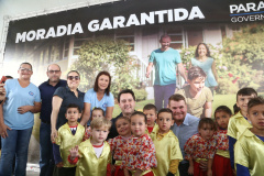 O governador Carlos Massa Ratinho Junior entregou nesta quinta-feira (15) os títulos de propriedades de imóveis para 367 famílias de Paranaguá, no Litoral. Elas ocupam terras devolutas, pertencentes ao Estado. A titulação corresponde a uma área de aproximadamente 112 hectares, abrangendo as localidades de Jardim Jacarandá e Ouro Fino, no perímetro urbano de Paranaguá. Foto: Gilson Abreu/AEN