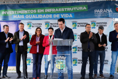 Pinhais, na Região Metropolitana de Curitiba, vai investir em construção de calçadas, compra de maquinários e reparos em escolas. O montante soma R$ 5,5 milhões e inbclui, também, a ampliação do sistema de abastecimento de água. Nesta sexta-feira (16), o governador Carlos Massa Ratinho Junior confirmou o pacote de investimento no município e destacou outras ações do Estado na Grande Curitiba.