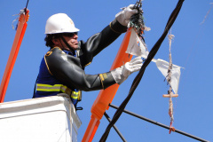 Eletricistas da Copel trabalham neste sábado (17) na retirada de objetos que podem causar desligamentos na rede elétrica, principalmente durante o período chuvoso. Esta será a primeira vez em que a ação preventiva é realizada em formato de mutirão simultâneo, em todas as regiões do Estado. A operação Rede Limpa prevê a participação de cerca de mil profissionais da companhia de energia, em 60 municípios paranaenses. Foto: Divulgação/Copel