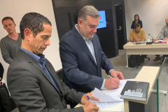 Termo de cooperação firmado nesta sexta-feira (16/08) pelos secretários da Justiça, Família e Trabalho do Governo do Paraná, Ney Leprevost, e da Segurança Pública, Rômulo Marinho, transforma o projeto-piloto “Criança e Adolescente Protegidos” em um programa permanente e autoriza o repasse de R$ 2,98 milhões do Fundo da Infância e Adolescência (FIA) para sua ampliação. Foto: Divulgação