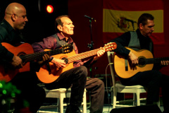 Tributo a João Gilberto é o nome do show que o MGM Trio de Violões apresenta nesta sexta-feira (23) em mais uma edição do projeto Música na Biblioteca. Formado por Murillo Da Rós, Gegê Felix e Mazzar Mazzarolo, o grupo homenageia o artista baiano, morto no mês passado, com versões instrumentais para temas como Chega de Saudade, Só Danço Samba, Wave e Garota de Ipanema, entre outros. O evento acontece no hall térreo, a partir das 17h30, com entrada gratuita. Foto: Divulgação/BPP