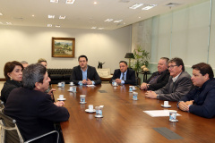 O governador Carlos Massa Ratinho Junior recebeu nesta segunda-feira (19), no Palácio Iguaçu, uma comitiva com empresários de Ponta Grossa. O grupo entregou convite para a 15ª edição do Prêmio Mérito Empresarial. O evento promovido pela Associação Comercial, Industrial e Empresarial de Ponta Grossa (ACIPG), em parceria com o Sindilojas e a Sociedade Rural dos Campos Gerais, vai acontecer na terça-feira (27), às 19h30, na sede social do Clube Ponta-Lagoa. Foto: Gilson Abreu/AEN