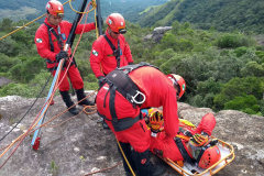 Uma busca que exige mergulhos em locais profundos, salvamento em áreas remotas ou em montanhas, resgate a pessoas soterradas. Estes são alguns exemplos de situações extremas que exigem uma atuação especializada do Corpo de Bombeiros. No Paraná, os profissionais passam por treinamentos especiais que os preparam para agir de forma rápida e eficiente sempre que precisam atender situações complexas, muito além do combate a incêndios. Foto: Divulgação/Corpo de Bombeiros