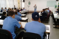 Representantes da cadeia produtiva da sericicultura debatem no Instituto Agronômico do Paraná (IAPAR), em Londrina, formas de modernizar e crescer de forma sustentável. Esse foi o ponto de partida do Curso de Atualização em Sericicultura, que começou nesta terça (20) e vai até a próxima sexta, com o apoio da Universidade Estadual de Londrina (UEL), Fiação de Seda Bratac e Emater. Foto: Divulgação/Iapar