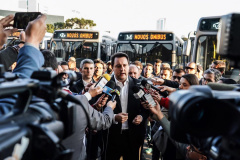 O governador Carlos Massa Ratinho Junior entregou, nesta quarta-feira (21), novos ônibus para atender o sistema de transporte coletivo da Região Metropolitana de Curitiba. Os veículos foram adquiridos por empresas que operam o sistema, em ação coordenada pela Comec.