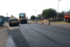 Na PR-323, no Noroeste do Estado, foram iniciados serviços de fresagem, que é a retirada da camada superior do pavimento, seguida pela reperfilagem, que consiste na aplicação de concreto betuminoso usinado a quente (CBUQ) e compactação desse material. O resultado será uma pista plana, sem deformações e buracos. Os trabalhos começaram em Cianorte e devem ser executados até Maringá, em uma extensão de 77,11 quilômetros.Foto: Divulgação/DER