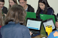 Estudantes do Colégio Estadual Padre Morelli, de Curitiba, participaram de um bate-papo com o secretário de Estado da Educação e do Esporte, Renato Feder. O grupo integra a equipe Doctors Machines, projeto de robótica desenvolvido pela escola que atualmente participa de duas grandes competições: a Olimpíada Brasileira de Robótica e a First Lego League. O secretário entregou dois kits Lego de robótica, que serão usados nas próximas etapas da First Lego League. Foto: Divulgação/SEED