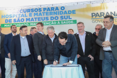 O governador Carlos Massa Ratinho Junior autorizou nesta quinta-feira (22) o início de obras de uma nova unidade do Hospital e Maternidade Dr. Paulo Fortes, em São Mateus do Sul. Presentes na solenidade: prefeito de São Mateus do Sul, Luiz Adyr Gonsalves Pereira; os secretários: da Saúde, Beto Preto; de Infraestrutura e Logística, Sandro Alex; deputados: Alexandre Curi; Hussein Bakri; Emerson Bacil; entre outros.São Mateus do Sul, 22-08-19.Foto: Arnaldo Alves / ANPr.