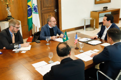 O governador Carlos Massa Ratinho Junior se reuniu nesta quinta-feira (22), no Palácio Iguaçu, com o cônsul-geral dos Estados Unidos em São Paulo, Adam Shub, para debater possíveis parcerias que atendam as áreas de educação e segurança pública. 