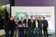 O programa estadual de habitação do Governo do Estado, chamado Habita Paraná, recebeu nesta sexta-feira (23) o Selo de Mérito, uma premiação que reconhece as melhores práticas de gestão pública voltadas à habitação popular em todo o Brasil. O troféu foi entregue a representantes da Cohapar, responsável por idealizar e coordenar as ações do programa, no encerramento do 66.º Fórum Nacional de Habitação de Interesse Social, em Foz do Iguaçu.