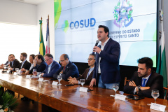 O governador Carlos Massa Ratinho Junior participou neste sábado (24), em Vitória (ES), da quarta reunião do Consórcio de Integração Sul e Sudeste (Cosud), que reúne os sete estados das duas regiões. O encontro resultou na Carta de Vitória, em que os governadores expressam apoio às reformas em curso no plano federal e às medidas econômicas essenciais ao equilíbrio fiscal da União, dos estados e dos municípios.