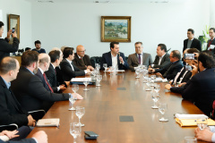 O governador Carlos Massa Ratinho Junior anunciou um pacote de investimentos para o Noroeste do Paraná, que inclui recursos para o Hospital Regional de Paranavaí e um plano de irrigação agrícola para a região. As medidas foram confirmadas em reunião com lideranças políticas e de outros segmentos, nesta segunda-feira (26), no Palácio Iguaçu, em Curitiba.