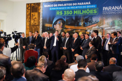 O governador Carlos Massa Ratinho Junior lançou nesta segunda-feira (26), no Palácio Iguaçu, um banco de projetos executivos de R$ 350 milhões para viabilizar e agilizar obras de reestruturação de rodovias, ferrovias e da segurança pública. Foto: RODRIGO FELIX LEAL
