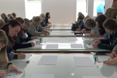 A programação especial do Museu Oscar Niemeyer desta quarta-feira (28) inclui uma oficina de confecção de adesivos vinílicos, das 11h às 17h, no Subsolo. Às 16h30 acontece uma mediação na exposição “Luz &#8773; Matéria”, na Sala 3. Neste dia da semana a entrada no MON é sempre gratuita. Para participar das atividades não é necessário conhecimento prévio em arte e nem se inscrever com antecedência. Foto: Danusa Patel/MON