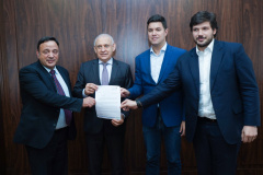 O Governo do Paraná encaminhou à Assembleia Legislativa nesta quarta-feira (28) projeto de lei que acaba com o encerramento aleatório no processo de licitação conhecido como pregão eletrônico. A entrega do projeto foi feita pessoalmente pelo chefe da Casa Civil, Guto Silva, ao presidente da Casa, deputado Ademar Traiano.Foto: Guilherme Flores/Casa Civil