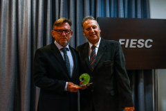 A Secretaria do Desenvolvimento Sustentável e do Turismo do Paraná recebeu o Troféu Onda Verde da 26ª edição do Prêmio Expressão de Ecologia, tradicional premiação ambiental do Sul do Brasil. O reconhecimento refere-se à concepção e implantação do Selo Clima Paraná, previsto na Política Estadual de Mudanças Climáticas, estabelecida por lei estadual. A premiação aconteceu nesta sexta-feira (30) em Florianópolis (SP). Foto: Mafalda Press