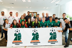 O governador Carlos Massa Ratinho Junior recebeu nesta sexta-feira (30), no Palácio Iguaçu, os jogadores dos times que disputam a final da Taça das Favelas, que acontece neste sábado (31), no Estádio Couto Pereira, em Curitiba. Visitaram o governador as duas equipes femininas, Parolin e Paloma, e as duas masculinas, Butiatumirim e Pilarzinho.