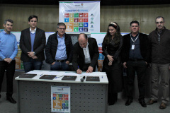 A Coordenação da Região Metropolitana de Curitiba (Comec), o Serviço Social Autônomo Paranacidade, a Cohapar e a Paraná Edificações (Pred), vinculadas à Secretaria do Desenvolvimento Urbano e Obras Públicas, firmaram nesta segunda-feira (2) o Termo de Compromisso com o Conselho Estadual de Desenvolvimento Econômico e Social (Cedes), para a implantação dos Objetivos de Desenvolvimento Sustentável - ODS. Foto: Gustavo Pontes /SEDU
