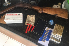 Cerca de 10 toneladas de defensivos agrícolas de origem paraguaia foram localizadas em uma casa na região rural de Paranavaí nesta segunda-feira (03). Após uma denúncia a anônima, policiais militares da 3ª Companhia do Batalhão de Polícia Ambiental Força-Verde (BPAmb-FV) seguiram até o local e encontraram o produto. A carga, avaliada em R$ 2 milhões, foi encaminhada à Delegacia, juntamente com um funcionário flagrado manuseando os materiais. Foto:PMPR