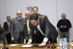 O governador Carlos Massa Ratinho Junior, o diretor-geral do Departamento de Trânsito do Paraná (Detran-PR), César Kogut, e o cônsul do Paraguai em Curitiba, Carlos José Fleitas Rodriguez, assinaram nesta terça-feira (3), durante reunião do secretariado, a autorização para validação das habilitações de paraguaios que residem e trabalham no Paraná